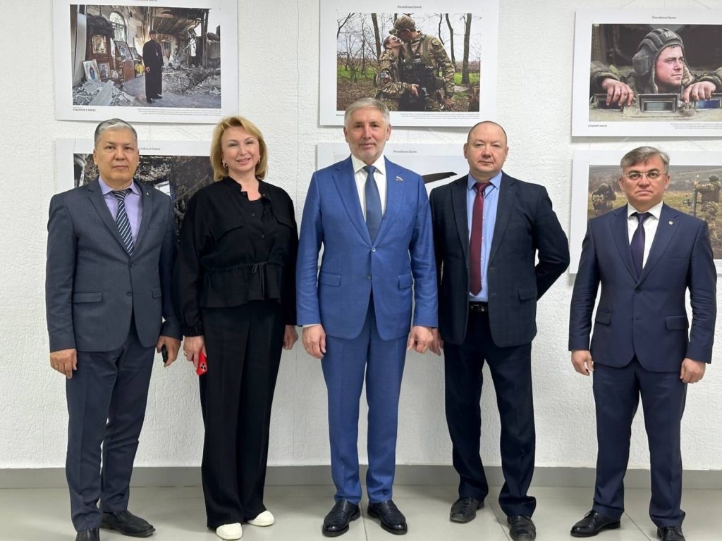 Башкирские делороссы посетили фотовыставку «ДОНБАСС»